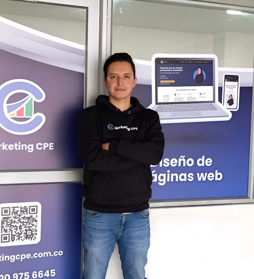 Sebastián Torres, experto en Google Ads, en la entrada de la oficina de Marketing CPE en Bogotá